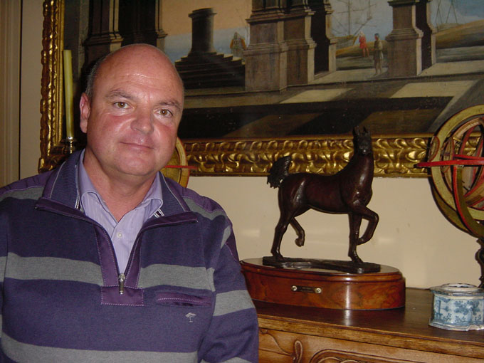 Jamil Boukarabila, who has held the interview with Marieta Salas, is very happy to standing in front of the statue of Abha Hamir, founder of the Stud and have his fotograph taken.