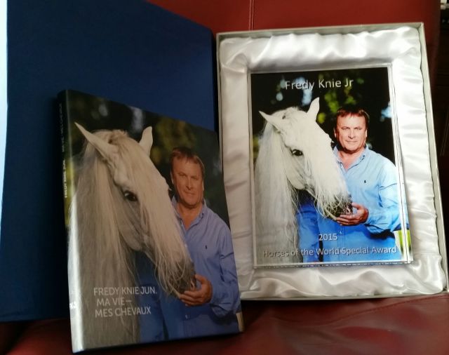 Der  Horses of the World Special Award 2015  bergeben an Frdy Knie jr ist eine gravierte Kristallplakette, die das Bild von Frdy Knie mit seinem herrlichen, grauen Hengst wiedergibt