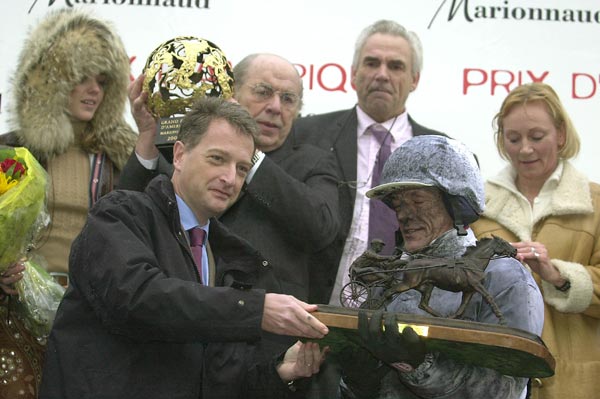 Jos Verbeeck recibe el trofeo de las manos del Ministro francs de Agricultura