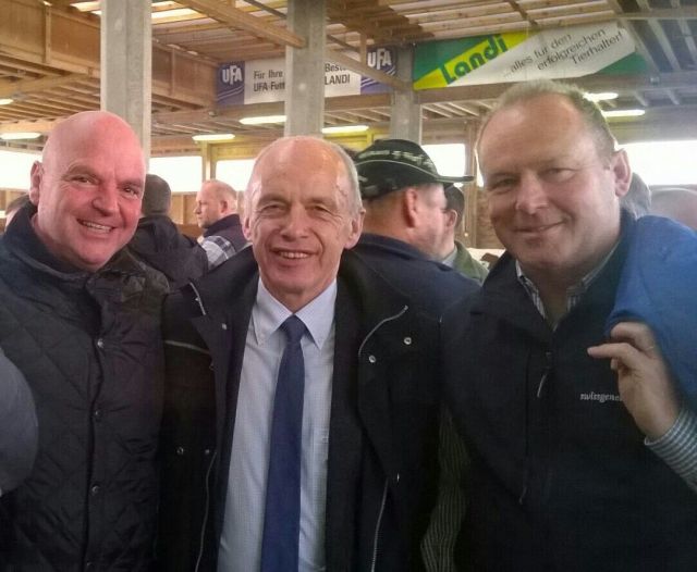 The agent Jamil Boukarabila Jaquemet (on the left) and the auctioneer Andreas Aebi (on the right) surround the former President of the Swiss Confederation, Ueli Maurer, during an auction at Langnau in November 2015.